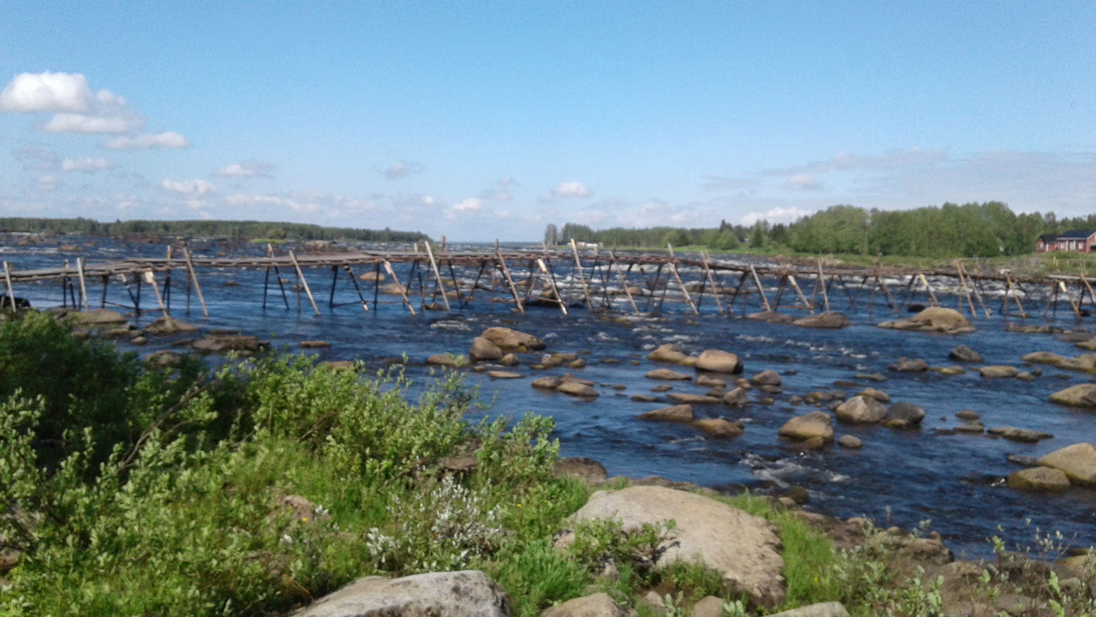 Bild som visar fiskebryggor i Kukkolaforsen, 13 kilometer norr om Haparanda